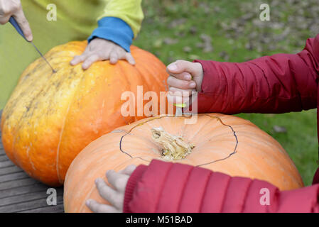 Madre e figlia rendendo la zucca di Halloween Foto Stock