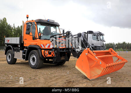 Mercedes-Benz Unimog U423 multi-purpose carrello e Hauer RX-500 del caricatore frontale sul Maxpo 2017. Foto Stock