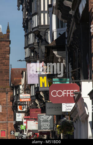 Città di Chester, Inghilterra. Vista pittoresca di insegne su Chester's Bridge Street righe. Foto Stock