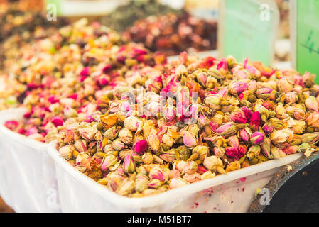 Vista ravvicinata del tè boccioli di rosa su un mercato alimentare di Tel Aviv, Israele. Messa a fuoco selettiva, spazio per il testo Foto Stock