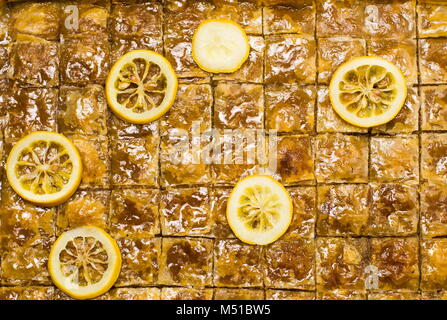 Tutta la baklava con limone su un modello di texture Foto Stock