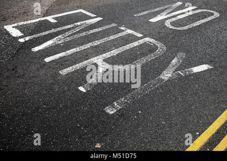 Nessuna voce, testo bianco la segnaletica stradale su dark urban asfalto, foto di sfondo Foto Stock