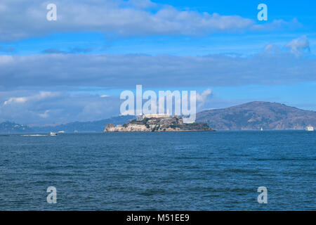 Vista sull'oceano ad Alcatraz la famosa prigione negli Stati Uniti, San Francisco, vista dalla terraferma Foto Stock