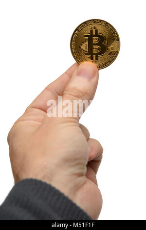 Persona in possesso di golden token Bitcoin Foto Stock