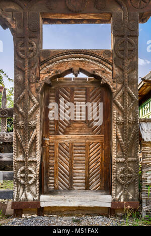 In legno intagliato gate a Cascina nel villaggio di Mara, regione Maramures, Romania Foto Stock
