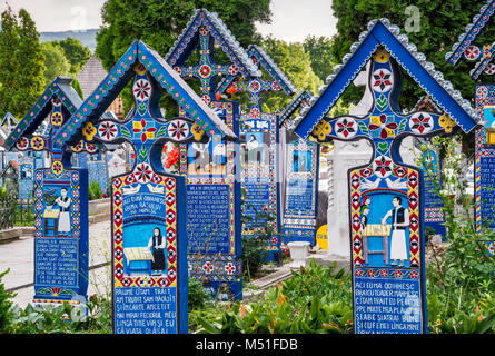 Pannelli di legno scolpiti con epitaffi a croci sulle tombe, Allegro cimitero (Cimitirul Vesel) in Sapanta, regione Maramures, Romania Foto Stock