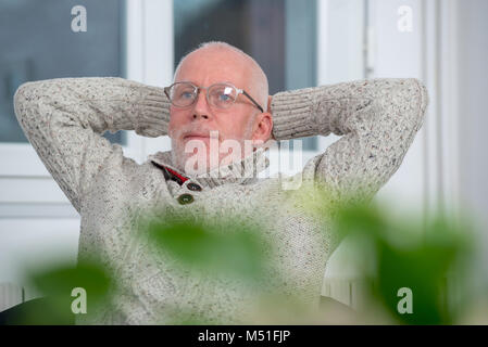 Uomo di mezza età un rilassante momento in divano Foto Stock