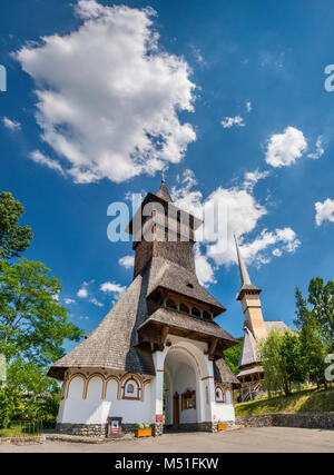 Torre in ingresso al monastero in Barsana, regione Maramures, Romania Foto Stock