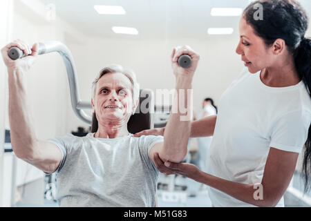 Energico uomo vecchio esercizio in palestra Foto Stock