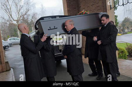 Una cremazione in cui Canford Cemetery & crematorio, Bristol guidato da Cattolica Romana Dean Vince Calder. Foto Stock