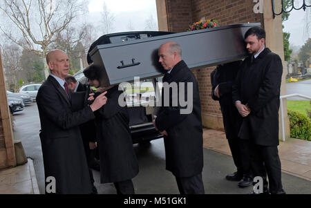 Una cremazione in cui Canford Cemetery & crematorio, Bristol guidato da Cattolica Romana Dean Vince Calder. Foto Stock