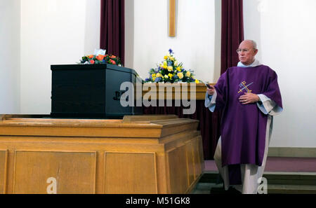 Una cremazione in cui Canford Cemetery & crematorio, Bristol guidato da Cattolica Romana Dean Vince Calder. Foto Stock