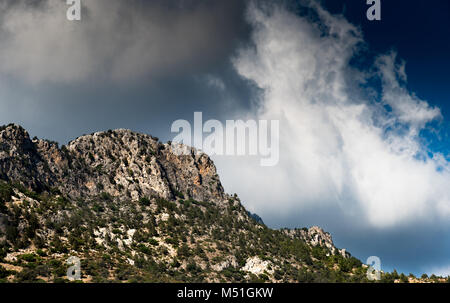 Montagna cresta orizzontale con cinque dita di montagna, Pentadaktylos a Kerynia area nella parte settentrionale di Cipro Foto Stock