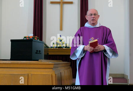 Una cremazione in cui Canford Cemetery & crematorio, Bristol guidato da Cattolica Romana Dean Vince Calder. Foto Stock