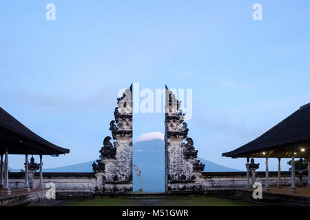 Gunung Agung vulcano e 'candi bentar' (uno stile Balinese tradizionale gate) visto dalla superficie esterna di sanctum a pura Lempuyang tempio, Bali, Indonesia. Foto Stock