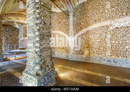 Close-up di un osso-di cui pilastro e parete, Cappella delle Ossa in Royal chiesa di San Francesco, Evora, Alentejo, Portogallo Foto Stock