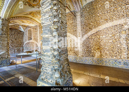 Close-up di un osso-di cui pilastro con uno scheletro in un involucro di vetro in background, Cappella delle Ossa in Royal chiesa di San Francesco, Evora, Alentejo, Por Foto Stock