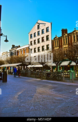 Mill Lane in Cardiff. Oggi un luogo alla moda per soddisfare Mangiare & bere con tavoli sul marciapiede e tettoie per dare una sensazione di continentale per l'area. Foto Stock