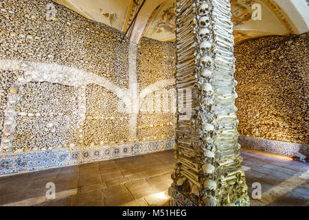 Ampio angolo di close-up di un osso-di cui pilastro e parete, Cappella delle Ossa in Royal chiesa di San Francesco, Evora, Alentejo, Portogallo Foto Stock