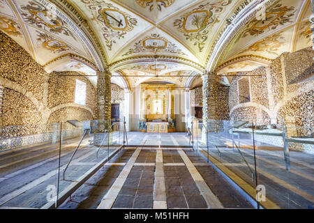 Gli spaziosi interni con osso-di cui pareti e affreschi sul soffitto, Cappella delle Ossa in Royal chiesa di San Francesco, Evora, Alentejo, Portogallo Foto Stock