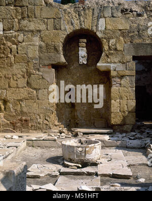 Il Medina Azahara. Antica città sontuose di Umayyad calipha Abd-er-Rahman III. La sua costruzione iniziò nel 936 e fu terminata nel 960. Particolare di una stanza usata come un bagno, pavimento in marmo. Provincia di Cordova, Andalusia, Spagna. Foto Stock