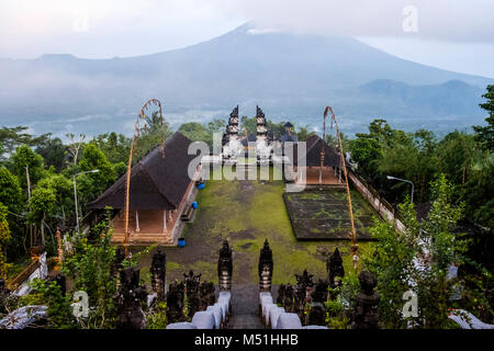 Split Balinese gateway ("candi bentar') ed esterna sanctum, con Mt. Agung nella distanza, Pura Lempuyang tempio, Bali, Indonesia. Foto Stock