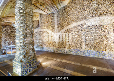 Close-up di un osso-di cui pilastro e parete, Cappella delle Ossa in Royal chiesa di San Francesco, Evora, Alentejo, Portogallo Foto Stock