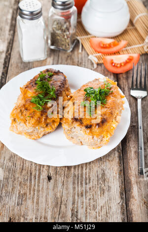 Lazy involtini di cavolo su di un tavolo di legno. La deliziosa cena casalinga. Foto Stock