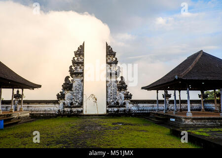 Nuvole ostacolano la vista attraverso il gruppo gateway ("candi bentar') dell'elemento esterno di sanctum, Pura Lempuyang tempio, Bali, Indonesia. Foto Stock