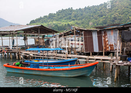 Case su palafitte e pier nel villaggio di pescatori sulla Ko Isola Chang, Thailandia. Foto Stock