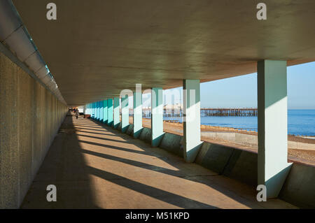 Bottiglia vicolo, Hastings Seafront, sulla East Sussex Coast, UK, con Hastings pier in background Foto Stock