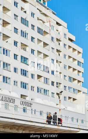 1930 Marine Court sul lungomare di St Leonards on Sea, East Sussex, Regno Unito Foto Stock