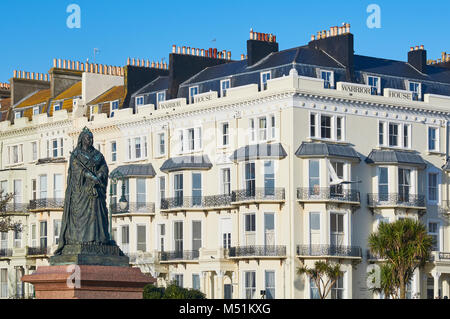 Gli edifici in stile vittoriano e Queen Victoria statua in Warrior Square, St Leonards on Sea, East Sussex, Regno Unito Foto Stock