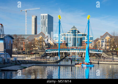 L'X1 MediaCity blocchi di appartamenti, il Victoria edificio per uffici e i marinai Canal, dal bacino di Ontario, Salford Quays, Manchester, Inghilterra, Regno Unito Foto Stock