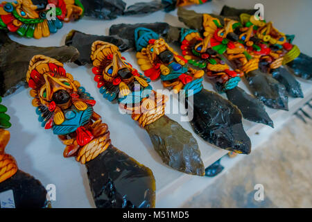 CHICHEN ITZA, Messico - 12 novembre 2017: Close up di colorata ceramica Maya, un motivo regolare nell'antica arte maya, venduti come souvenir in un laboratorio artigianale Foto Stock