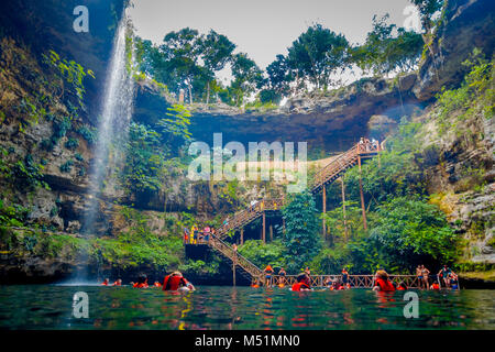 CHICHEN ITZA, Messico - 12 novembre 2017: Sotto vista di persone non identificate godendo la giornata nella splendida Ik-Kil Cenote stagno con molte persone di nuoto, vicino a Chichen Itza in Messico Foto Stock