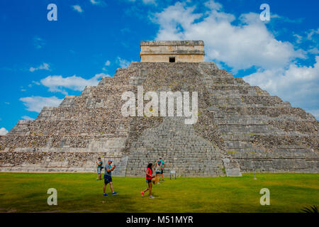 CHICHEN ITZA, Messico - 12 novembre 2017: persone non identificate hanno scattato le foto di Chichen Itza, uno dei più visitati siti archeologici in Messico. Circa 1,2 milioni di turisti visitano le rovine ogni anno Foto Stock