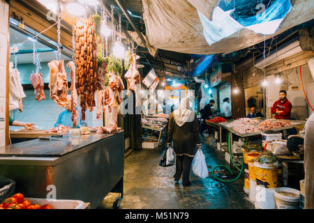 Un peek a produrre carne e bancarelle all'interno di uno storico souk di Tripoli, Libano Foto Stock
