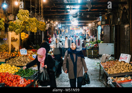 Un peek a produrre carne e bancarelle all'interno di uno storico souk di Tripoli, Libano Foto Stock