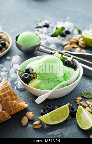 Calce e phistachio gelato in una vaschetta di colore bianco Foto Stock