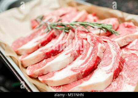 Selezione di differenti tagli di carni fresche materie a base di carne rossa in un supermercato Foto Stock