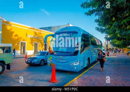 VALLADOLID, Messico - 12 novembre 2017: donna non identificato a piedi vicino ad un bus touristict parket in strada di un bellissimo centro di Valladolid in Messico Foto Stock