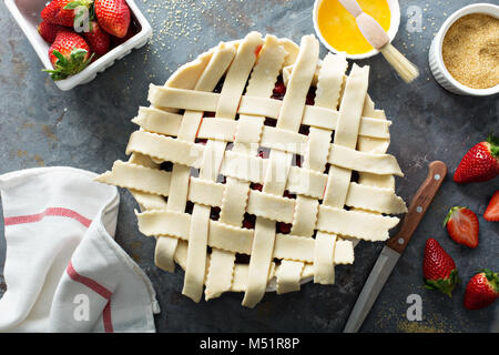 Rendendo torta alle fragole da zero con crosta di casalinghe reticolo e dolce il riempimento Foto Stock