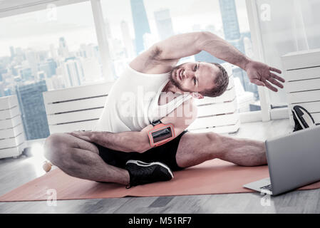 Active allegro sportivo diligentemente stretching Foto Stock