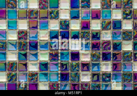 Blu geometrico, viola e verde di piastrelle a mosaico pattern. Texture di sfondo background. Piccoli pezzi di piastrelle per la costruzione e il restauro di opere, decorat Foto Stock