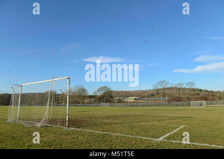 Scuola di sport motivi e piazzole segnato per sport come il calcio e rugby con ordinatamente il taglio di erba Foto Stock