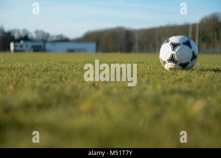 Scuola di sport motivi e piazzole segnato per sport come il calcio e rugby con ordinatamente il taglio di erba Foto Stock