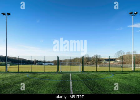 Scuola di sport motivi e piazzole segnato per sport come il calcio e rugby con ordinatamente il taglio di erba Foto Stock