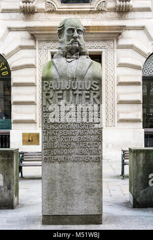 Statua di Paul Julius Reuter, il fondatore di Reuter le notizie di agenzia, eretto nel Royal Exchange edifici della città di Londra nel 1976. Foto Stock