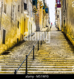 Street con scale di La Valletta Foto Stock